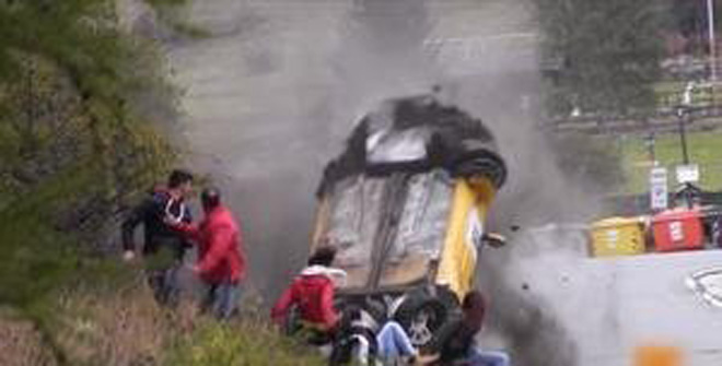 史上最幸運撞車！圍觀群眾躲過一劫