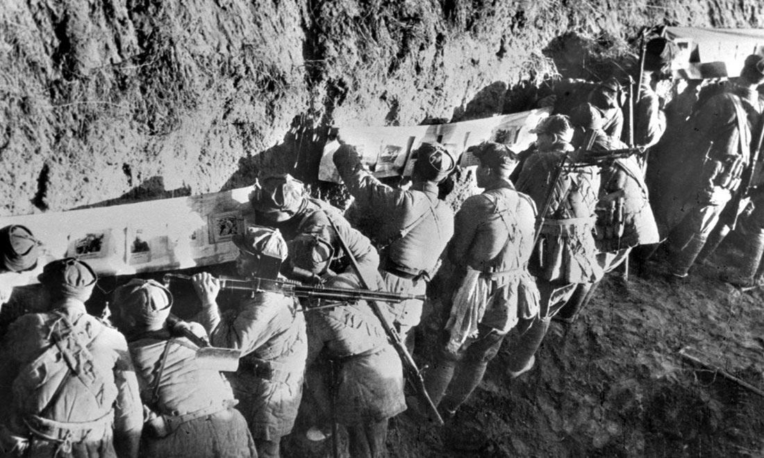 1948年冬，淮海戰(zhàn)役期間，雙堆集前沿陣地舉辦的戰(zhàn)地影展，深受解放軍戰(zhàn)士歡迎。新華社稿  袁克忠攝