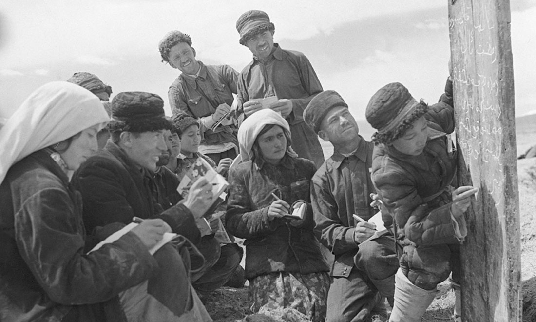 1960年6月，新疆慕士塔格峰下，大人們在小學(xué)生幫助下學(xué)習(xí)文化。新華社記者武純展攝