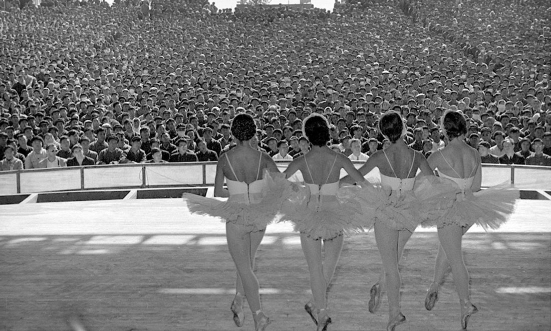 1957年10月，蘇聯(lián)國立新西伯利亞歌劇芭蕾舞劇院為北京石景山鋼鐵廠工人演出。新華社記者鄭震孫攝