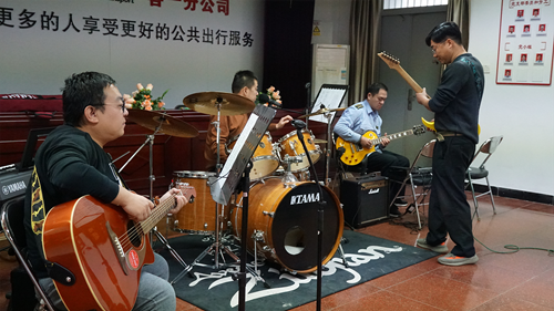 追夢中國人|侯孝輝：左手方向盤，右手麥克風(fēng)