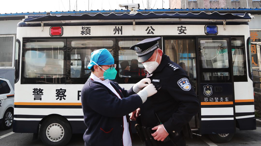 警察魏云龍：咫尺之間，各自奮戰(zhàn)