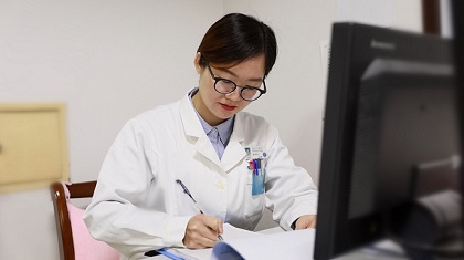 有才！這位女醫(yī)生自創(chuàng)說(shuō)唱視頻，讓科普更&ldquo;接地氣&rdquo;