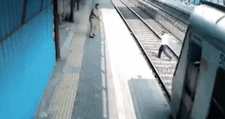 &ldquo;擦腳而過(guò)&rdquo;印男子穿鐵軌險(xiǎn)喪命