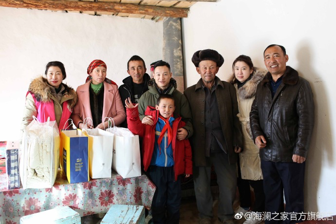 奧運(yùn)冠軍體操名將楊威把溫暖帶到北疆小朋友們的家中，把體育精神與奮斗的信念，傳遞到所有北疆孩子們的心中。