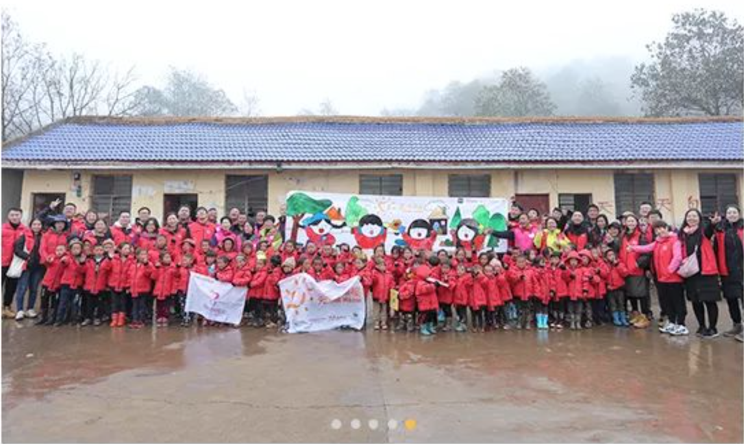 2018年11月6日，&ldquo;多一克溫暖&rdquo;團(tuán)隊(duì)走進(jìn)大涼山深處。為孩子們送去冬衣的同時(shí)，海瀾之家聯(lián)合網(wǎng)易打造在線課程平臺(tái)，把優(yōu)質(zhì)的教育資源也傳遞到偏遠(yuǎn)山區(qū)。同年，知名導(dǎo)演陸川特別參與監(jiān)制了&ldquo;多一克溫暖&rdquo;微電影《信歌》，為山區(qū)送去&ldquo;暖身又暖心&rdquo;的力量。