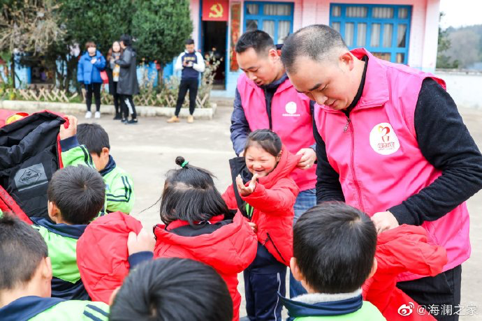 2019年11月，海瀾之家的志愿者們來到了貴州六盤水市的南開鄉(xiāng)。這里地域偏遠(yuǎn)溝壑縱橫。志愿團(tuán)隊(duì)就這樣小心謹(jǐn)慎的行駛在霧蒙蒙的山路上，堅(jiān)持把物資送到了塢鉛小學(xué)的孩子們手里。