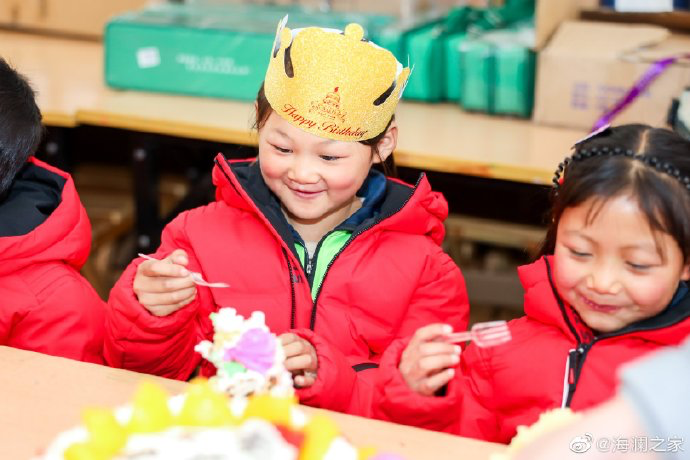 從暖身到暖心，海瀾之家的志愿者們不僅為孩子們帶去了學(xué)習(xí)用品，還帶去了生日蛋糕，給孩子們過了一個(gè)難忘的生日party。生長在山區(qū)的他們，過生日也只能和在外打工的父母通個(gè)電話，許多孩子還是第一次和這么多人一起吹蠟燭許生日愿望。