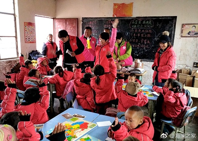 2018年，由海瀾之家攜手網(wǎng)易新聞打造的&ldquo;多一課溫暖&rdquo;課程平臺(tái)讓一間間溫暖的課堂走向深山與邊陲。帶著貼合孩子教育需求的線上內(nèi)容和教師、各領(lǐng)域KOL及愛心人士組成的愛心團(tuán)隊(duì)，海瀾之家用實(shí)際行動(dòng)為孩子的教育加溫，踐行&ldquo;多一克溫暖&rdquo;。