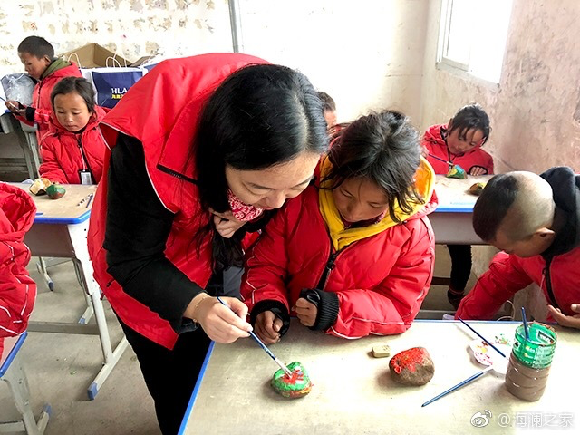 在繪畫課上，孩子們畫出心中想象的世界，不斷汲取關(guān)于美的知識。&ldquo;多一克溫暖&rdquo;帶給孩子們的是未來人生更多的機(jī)會(huì)與可能。公益行動(dòng)不應(yīng)只提供物質(zhì)捐贈(zèng)，更要加強(qiáng)對山區(qū)孩子們精神世界與未來發(fā)展的重視。