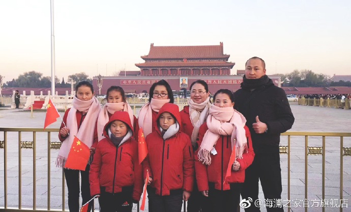 寒令營的第一天，孩子們觀看了升旗儀式，走進(jìn)故宮暢聽歷史故事。祖國的樣貌開始在他們心里清晰，未來的希望開始在他們心中發(fā)芽。海瀾之家&ldquo;多一克溫暖&rdquo;團(tuán)隊(duì)帶給孩子們精神世界的富足，照亮孩子們夢想的啟蒙之路。