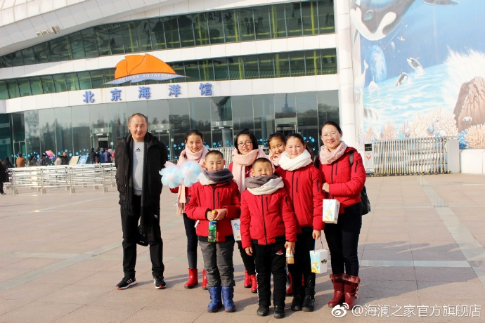 在海洋館，充滿求知欲和好奇心的孩子們像是一個(gè)個(gè)落入仙境的愛麗絲，不斷地提問，并用手中的紙筆和相機(jī)，記錄每一個(gè)畫面和知識，說要回去講給其他小伙伴和家人們聽。