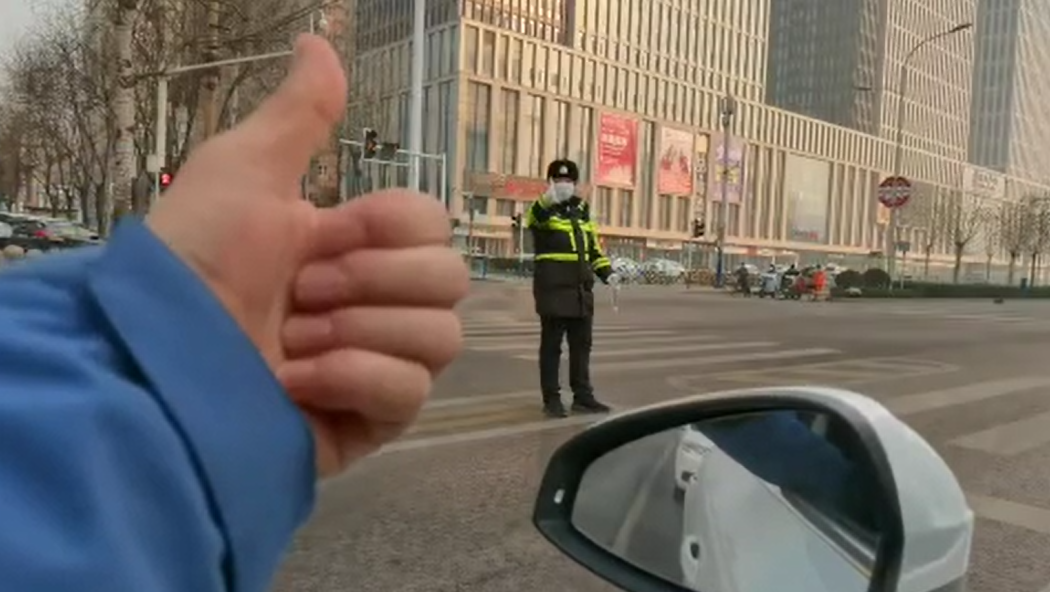 石家莊路人和交警的這個(gè)&ldquo;暗號(hào)&rdquo;，真暖！