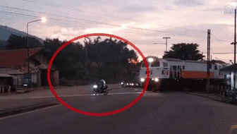 魯莽！無視警報 印尼男子強穿鐵軌險被撞