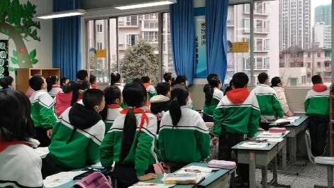 課上到一半，同學(xué)們卻把頭望向了外面！校長說：點贊！