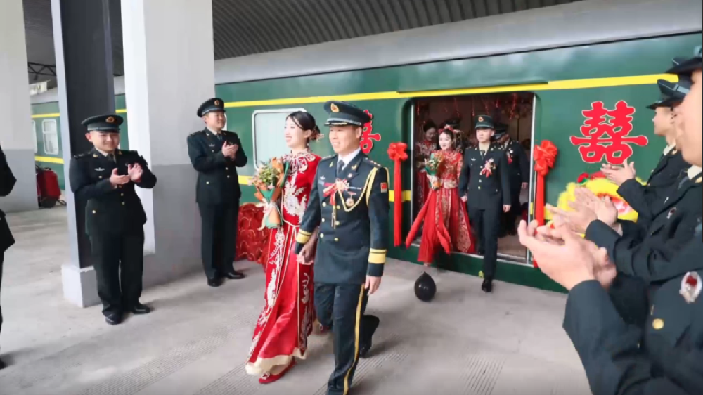 火車當(dāng)&ldquo;婚車&rdquo;，東風(fēng)快遞員最有排面的&ldquo;幸福軍列&rdquo;