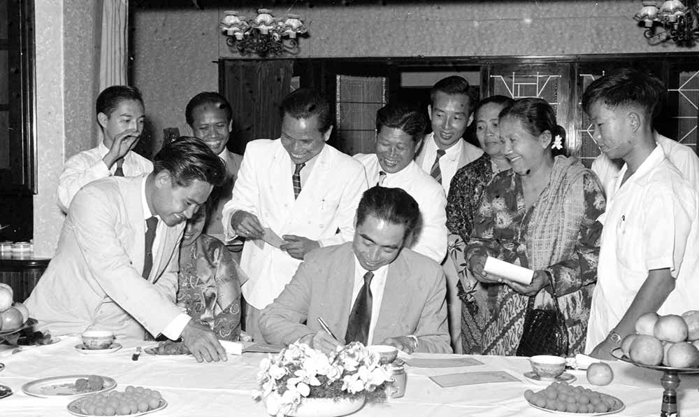 1955年4月25日，為迎接亞非會議而組織的萬隆人民委員會的代表請周恩來總理簽名留念。