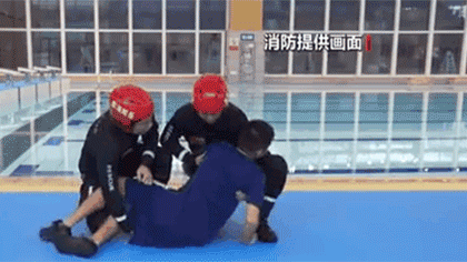 水中遇險(xiǎn) 如何自救與施救？黃金30秒 如何將溺水者救上岸？