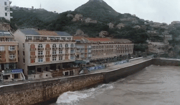 浙江臺州：臺風(fēng)&ldquo;煙花&rdquo;逼近&mdash;&mdash;海上掀起風(fēng)浪 伏休漁船轉(zhuǎn)移避風(fēng)