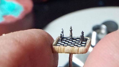 比指甲蓋還??！ 土耳其微雕藝術家雕出超小國際象棋