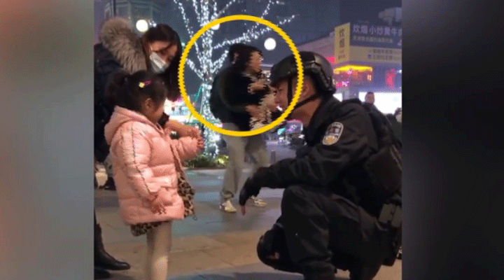 女子被特警圈粉蹲地拍照不想走，男友接下來的舉動(dòng)驚呆網(wǎng)友