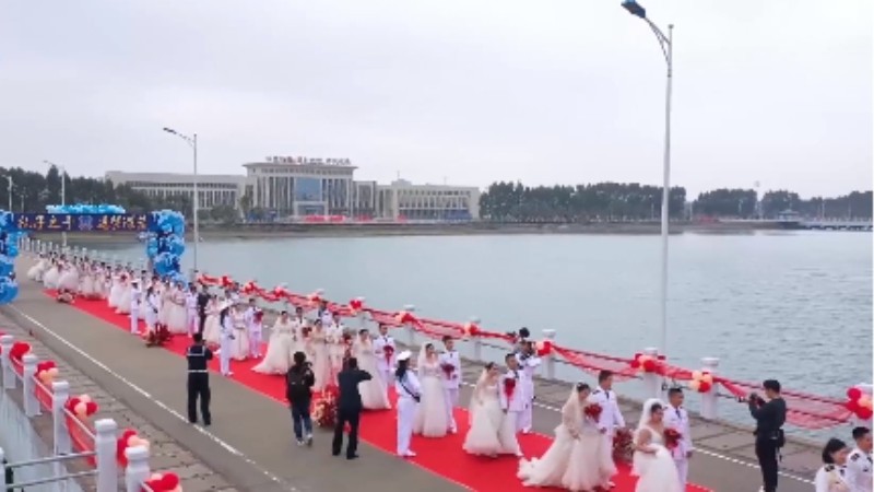 乘風(fēng)破浪來(lái)娶你！海軍某部30對(duì)新人舉行集體婚禮