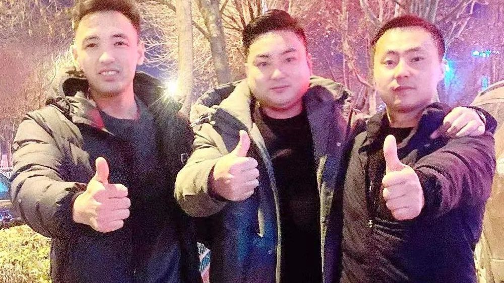 熱點快追｜路面結冰大貨車開始溜車！24塊&ldquo;救命石&rdquo;幫助緊急脫險