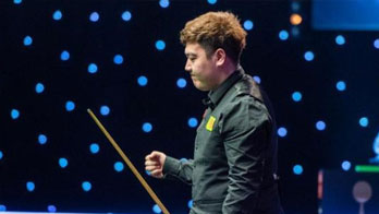 英國(guó)：首位00后冠軍！顏丙濤登頂斯諾克大師賽