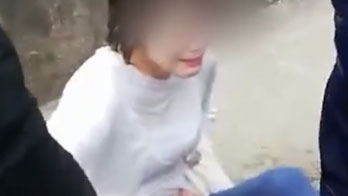 四川一女子墜河欲輕生，兩名消防員一躍而下