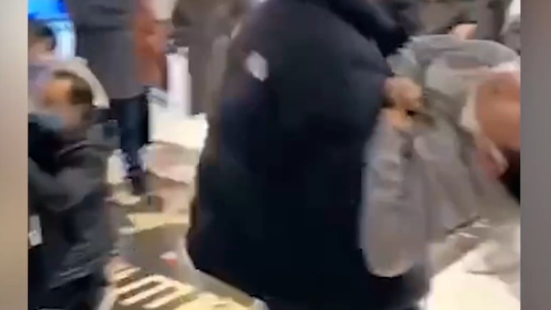 浙江一電影院發(fā)生事故多人送醫(yī)，現(xiàn)場(chǎng)家長(zhǎng)懷抱兒童奔走