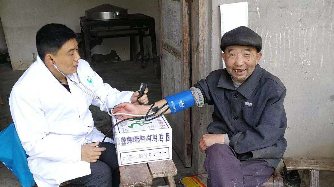 追夢中國人｜鄉(xiāng)村醫(yī)生譚明章：父子兩代堅守，致力鄉(xiāng)村醫(yī)療