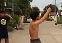 少年打槍來?？?原是二貨神配合