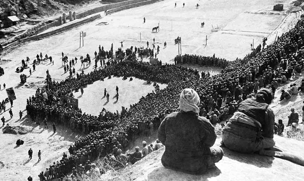 東北文代大會為慶祝斯大林70壽辰，由魯藝文工團演出黃河大合唱。