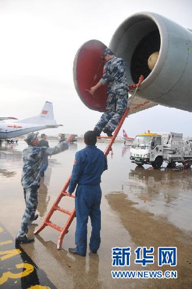(搜尋馬航370航班·圖文互動)(6)中國空軍3架運輸機抵達馬來西亞 將展開海外搜救行動