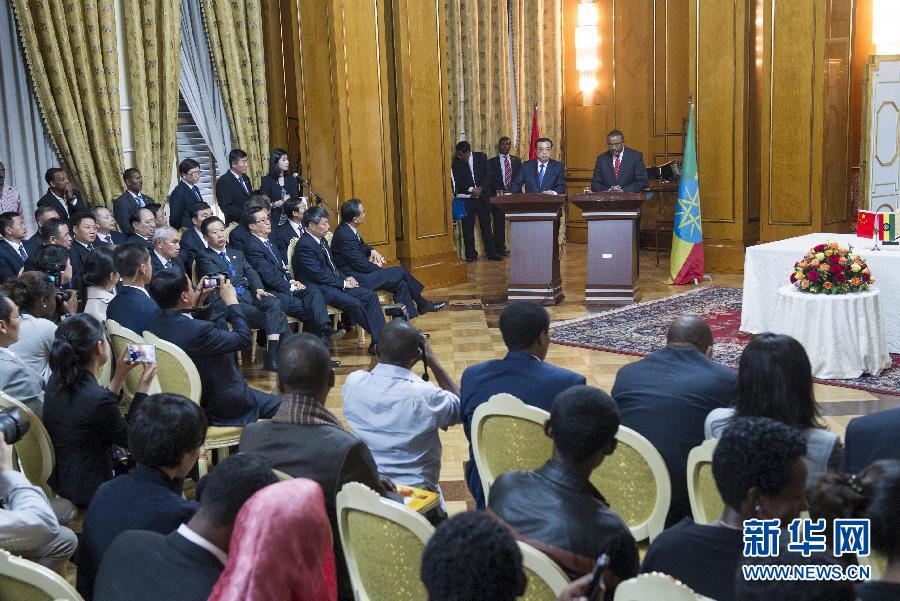 5月4日，國(guó)務(wù)院總理李克強(qiáng)在亞的斯亞貝巴與埃塞俄比亞總理海爾馬里亞姆舉行會(huì)談。這是會(huì)談后，李克強(qiáng)與海爾馬里亞姆共同會(huì)見記者。 新華社記者 王曄 攝