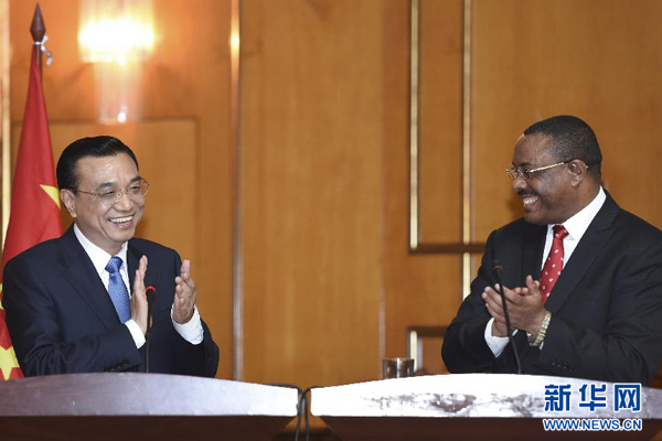 5月4日，國(guó)務(wù)院總理李克強(qiáng)在亞的斯亞貝巴與埃塞俄比亞總理海爾馬里亞姆舉行會(huì)談。這是會(huì)談結(jié)束后，李克強(qiáng)與海爾馬里亞姆共同會(huì)見記者。 新華社記者 李學(xué)仁 攝