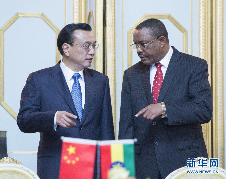5月4日，中國國務(wù)院總理李克強(qiáng)在亞的斯亞貝巴與埃塞俄比亞總理海爾馬里亞姆舉行會談。這是會談后，李克強(qiáng)與海爾馬里亞姆共同出席有關(guān)文件簽字儀式。 新華社記者 王曄 攝