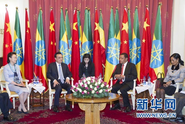 李克強(qiáng)總理夫人程虹、穆拉圖總統(tǒng)夫人梅阿扎參加會見。新華社記者王曄攝