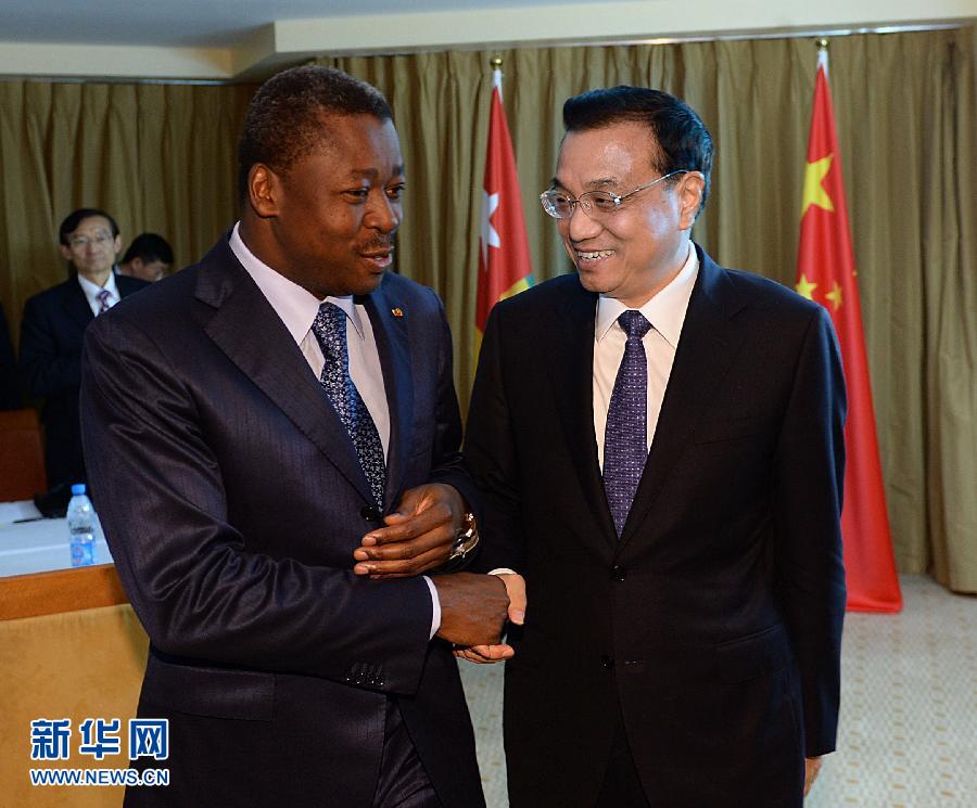 5月7日，正在尼日利亞訪問的中國國務(wù)院總理李克強(qiáng)在阿布賈會(huì)見出席第24屆世界經(jīng)濟(jì)論壇非洲峰會(huì)全會(huì)的多哥總統(tǒng)福雷。 新華社記者 李濤 攝 