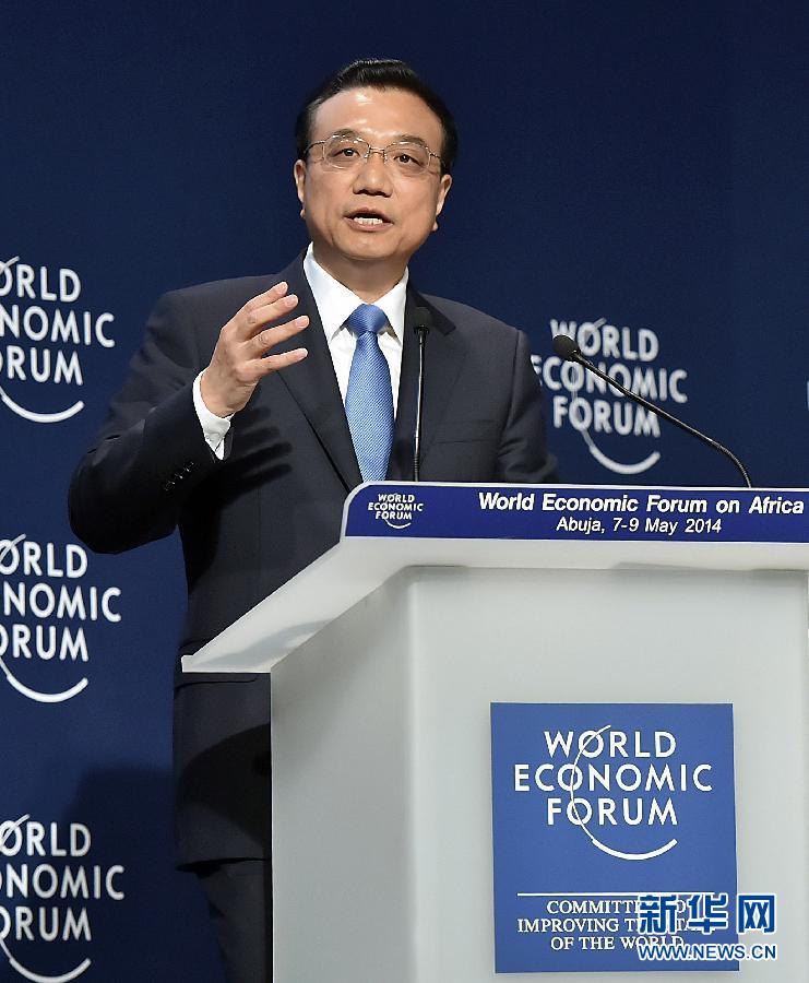 5月8日，國務(wù)院總理李克強(qiáng)在阿布賈出席第24屆世界經(jīng)濟(jì)論壇非洲峰會全會，發(fā)表題為《共同推動非洲發(fā)展邁上新臺階》的特別致辭。 新華社記者李濤 攝 