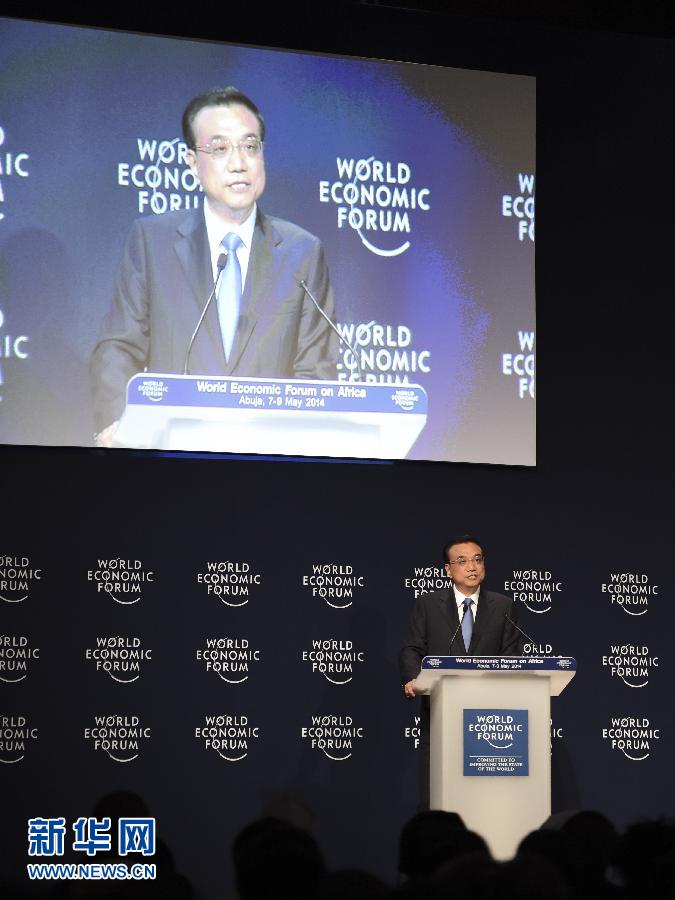 5月8日，中國國務(wù)院總理李克強(qiáng)在阿布賈出席第24屆世界經(jīng)濟(jì)論壇非洲峰會全會，發(fā)表題為《共同推動非洲發(fā)展邁上新臺階》的特別致辭。新華社記者 李學(xué)仁 攝 