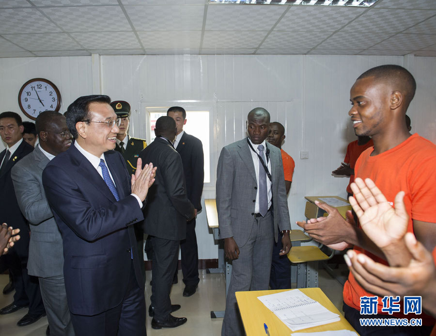 這是李克強(qiáng)在學(xué)校教室內(nèi)同正在上課的學(xué)生互動(dòng)交流。新華社記者王曄攝