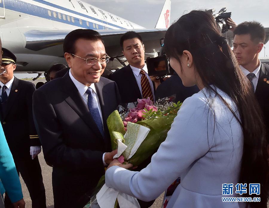 5月8日，應安哥拉總統(tǒng)多斯桑托斯邀請，中國國務院總理李克強乘專機抵達羅安達二月四日國際機場，開始對安哥拉進行正式訪問。 新華社記者李濤 攝 