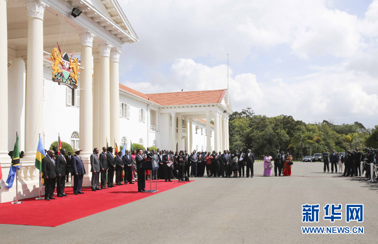5月11日，中國(guó)國(guó)務(wù)院總理李克強(qiáng)在內(nèi)羅畢國(guó)家宮與肯尼亞總統(tǒng)肯雅塔共同會(huì)見(jiàn)記者，介紹中非合作建設(shè)肯尼亞蒙巴薩－內(nèi)羅畢鐵路情況。烏干達(dá)總統(tǒng)穆塞韋尼、盧旺達(dá)總統(tǒng)卡加梅、南蘇丹總統(tǒng)基爾等東非地區(qū)國(guó)家領(lǐng)導(dǎo)人參加。新華社記者丁林?jǐn)z