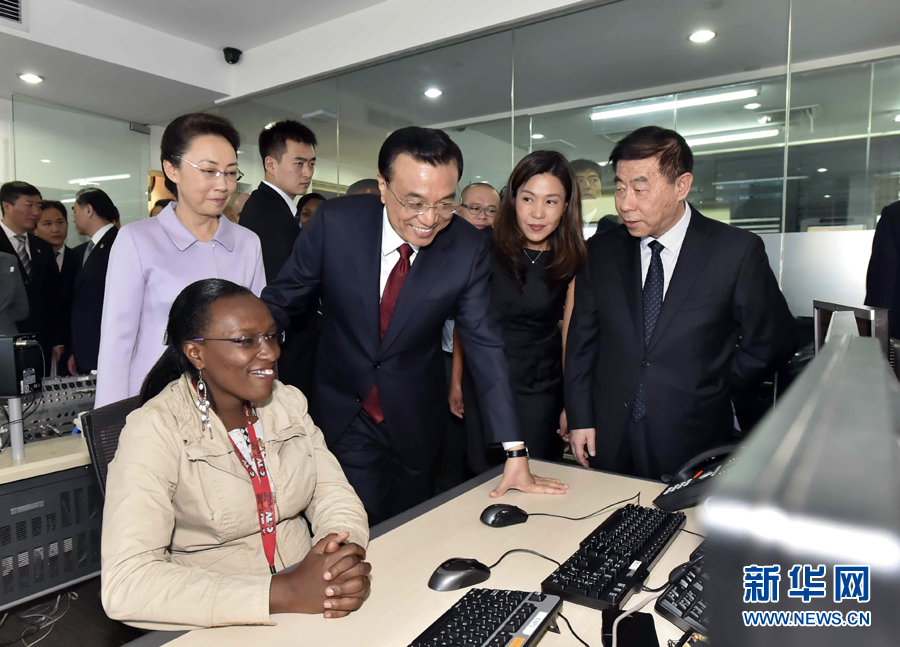 5月11日，中國(guó)國(guó)務(wù)院總理李克強(qiáng)在肯尼亞首都內(nèi)羅畢看望并慰問(wèn)中央電視臺(tái)非洲分臺(tái)員工。 新華社記者 李濤 攝 