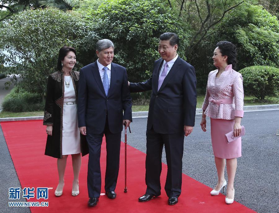 會(huì)談前，習(xí)近平在上海西郊會(huì)議中心廣場為阿坦巴耶夫舉行歡迎儀式。新華社記者 蘭紅光 攝 