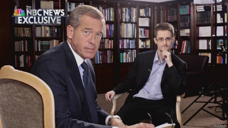 斯諾登稱(chēng)，他曾作為美國(guó)中情局和國(guó)安局便衣特工在海外工作。