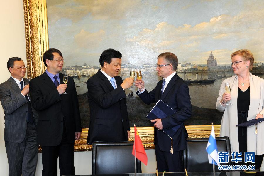 6月13日，中共中央政治局常委、中央書記處書記劉云山在赫爾辛基與赫爾辛基市長帕尤寧共同出席中芬有關(guān)文化藝術(shù)合作及交流活動的諒解備忘錄簽字儀式。新華社記者饒愛民攝 