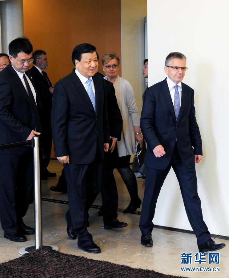 6月13日，中共中央政治局常委、中央書記處書記劉云山在赫爾辛基與赫爾辛基市長帕尤寧共同出席中芬有關(guān)文化藝術(shù)合作及交流活動的諒解備忘錄簽字儀式。新華社記者饒愛民攝