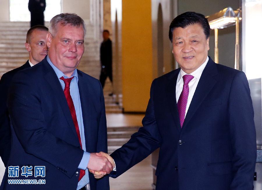 6月13日，中共中央政治局常委、中央書記處書記劉云山在赫爾辛基會(huì)見芬蘭社民黨主席、財(cái)政部長(zhǎng)林內(nèi)。 新華社記者姚大偉攝